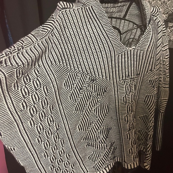 Sweater/ poncho - Picture 3 of 4